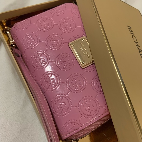 Michael Kors baby pink soft leather wristlet - Picture 3 of 5